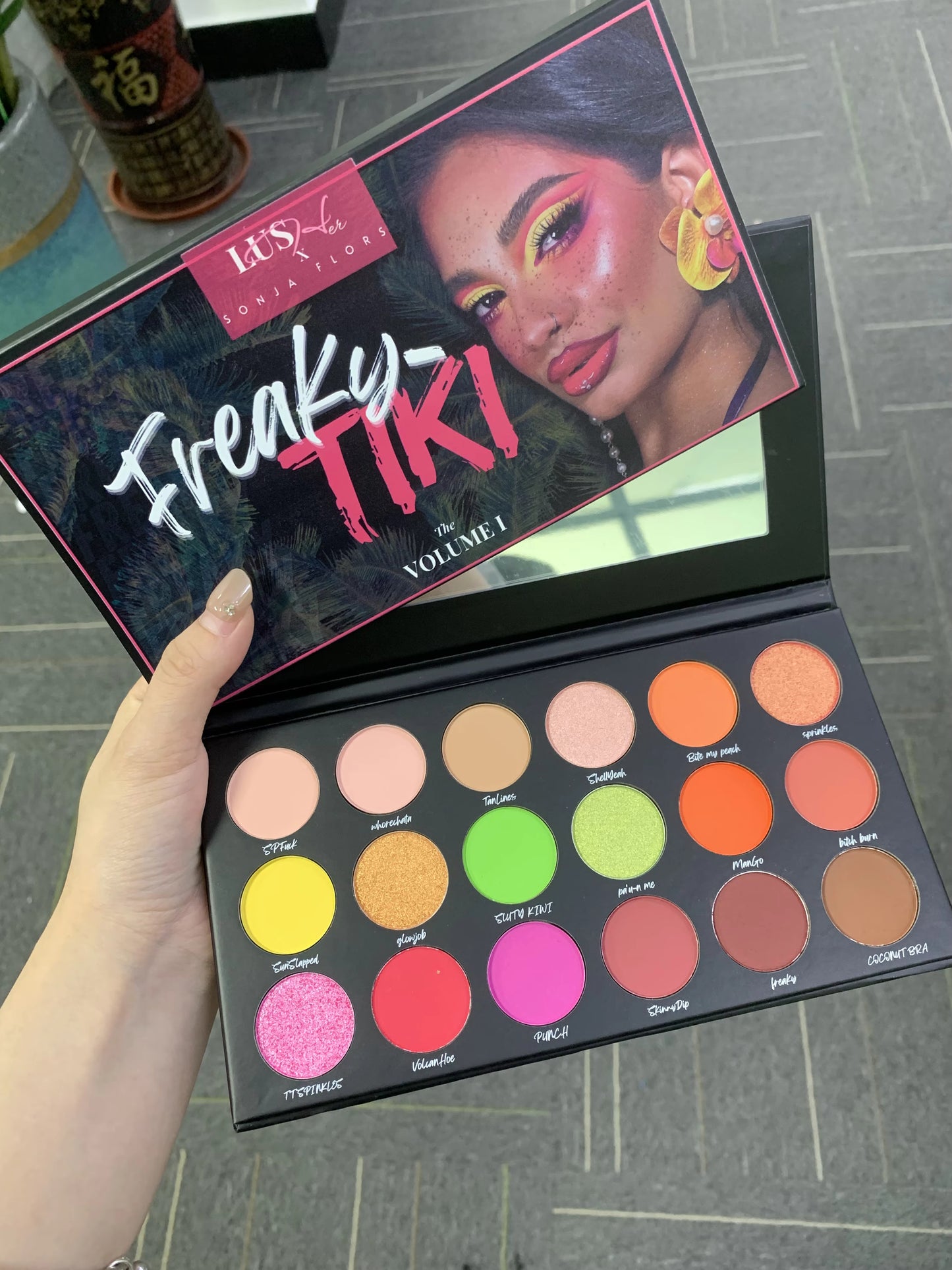 Paletă make-up LushHer X SonjaFlors Freaky Tiki Vol.1 - 18 nuanțe