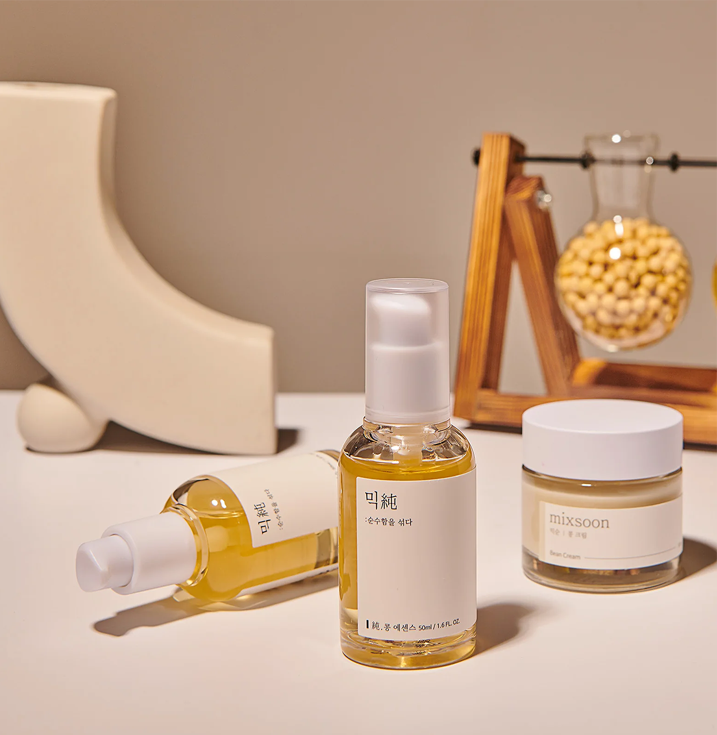 Descoperă Mixsoon, brandul coreean de skincare care pune accent pe ingrediente pure și eficiente. Produsele Mixsoon sunt formulate cu extracte fermentate de soia, Centella Asiatica și Heartleaf, ideale pentru calmarea, hidratarea și refacerea barierei naturale a pielii.