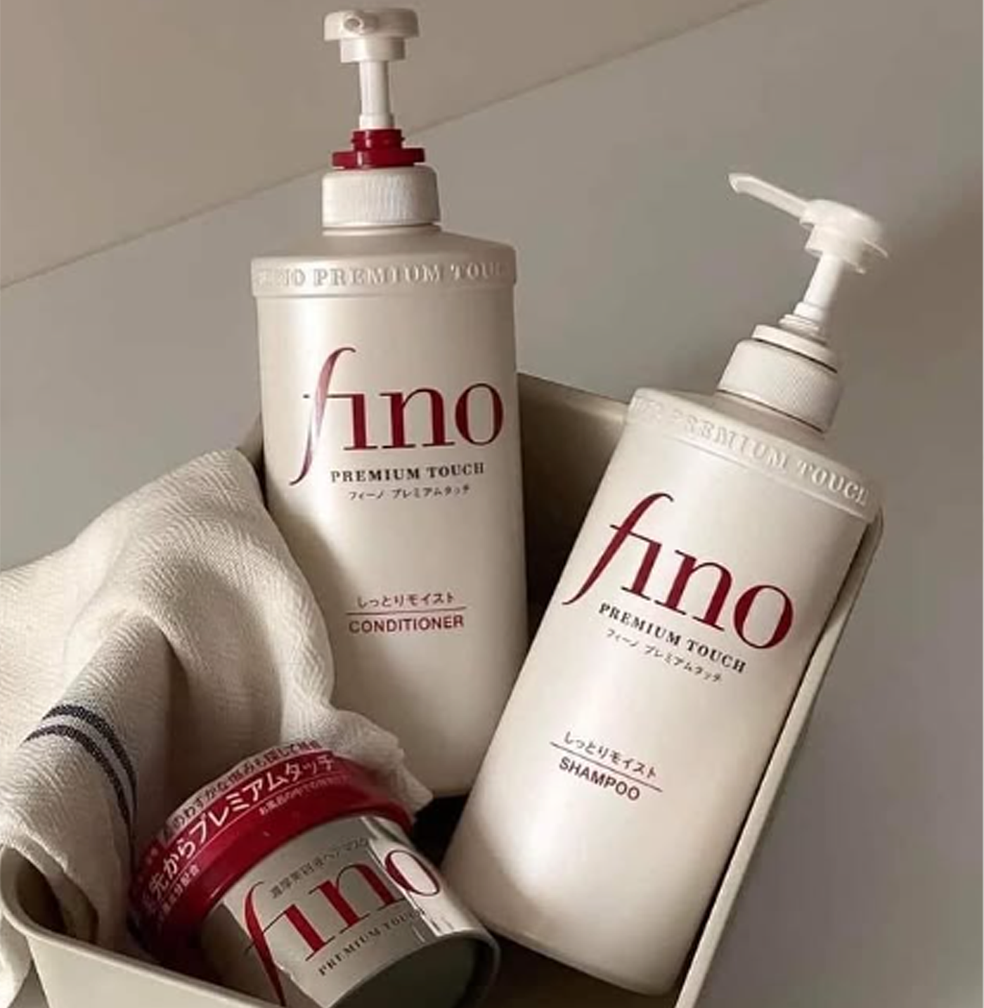 Shiseido Fino Premium Touch este un șampon japonez de înaltă performanță, creat special pentru părul uscat, deteriorat sau tratat chimic (vopsit, permanent). 
Kiyoko Beauty
+2
YesStyle
+2
 Formulat cu ingrediente precum Royal Jelly EX, PCA și Lipidure EX, acest șampon hidratează în profunzime, întărește fibra capilară și repară deteriorările interne ale firului de păr.